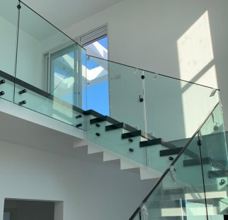דוגמאות ליישומי מעקה זכוכית במדרגות בית 